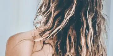 castor oil in womans hair